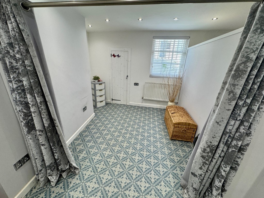 Lot: 24 - HAIRDRESSING SALON AND BEAUTY PARLOUR CLOSE TO ST JAMES RETAIL AND LEISURE PARK - Treatment room